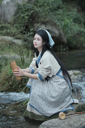 蛋疼右边的一个蛋疼怎么回事