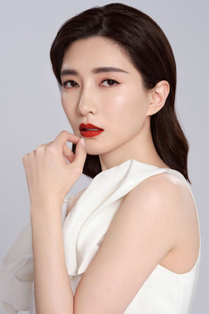 男人趴在美女身上摸揉亲抱胸