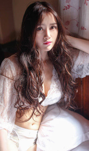 一边亲一边摸下奶的视频